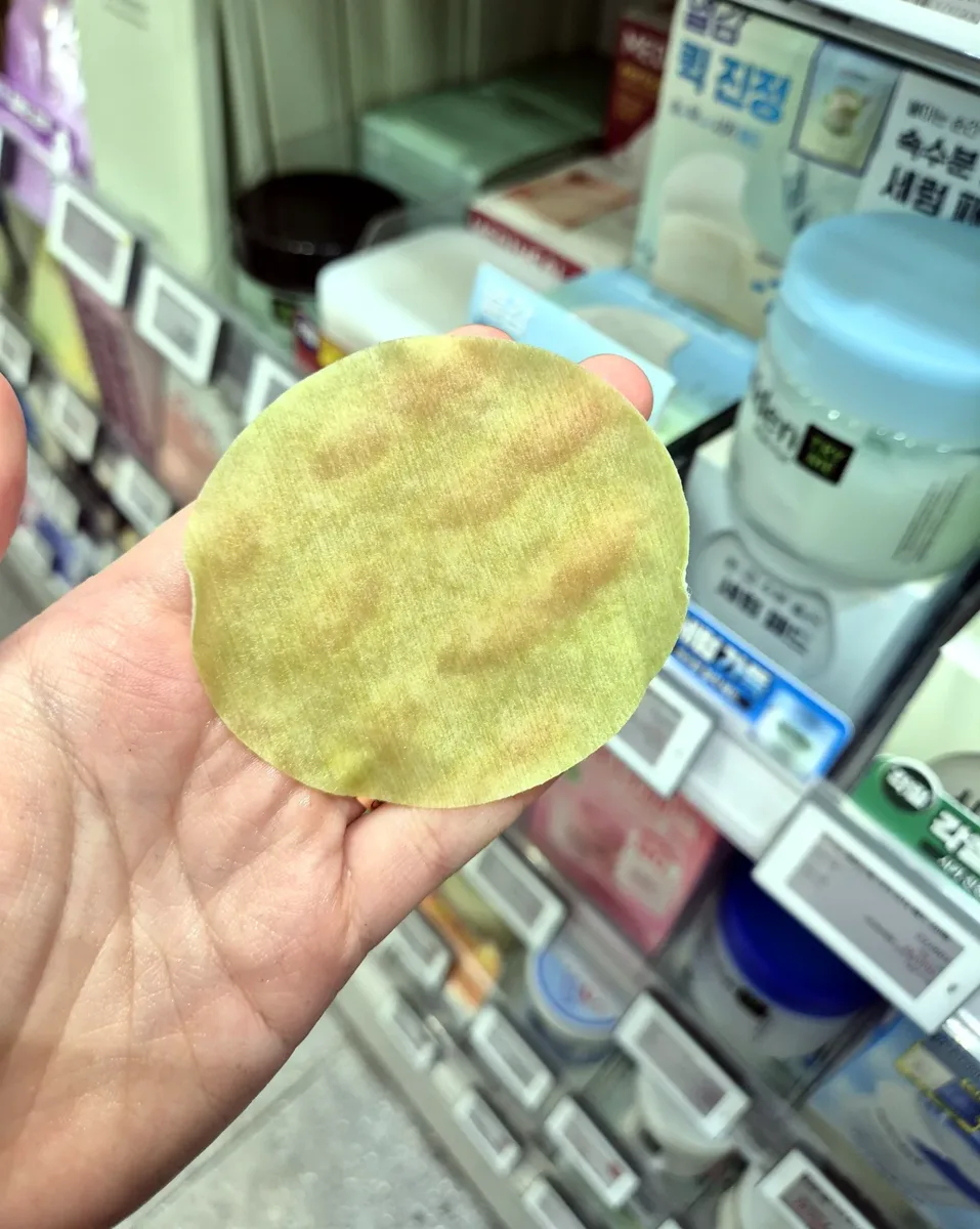 numbuzin No.1 green cica toner pad on my palm