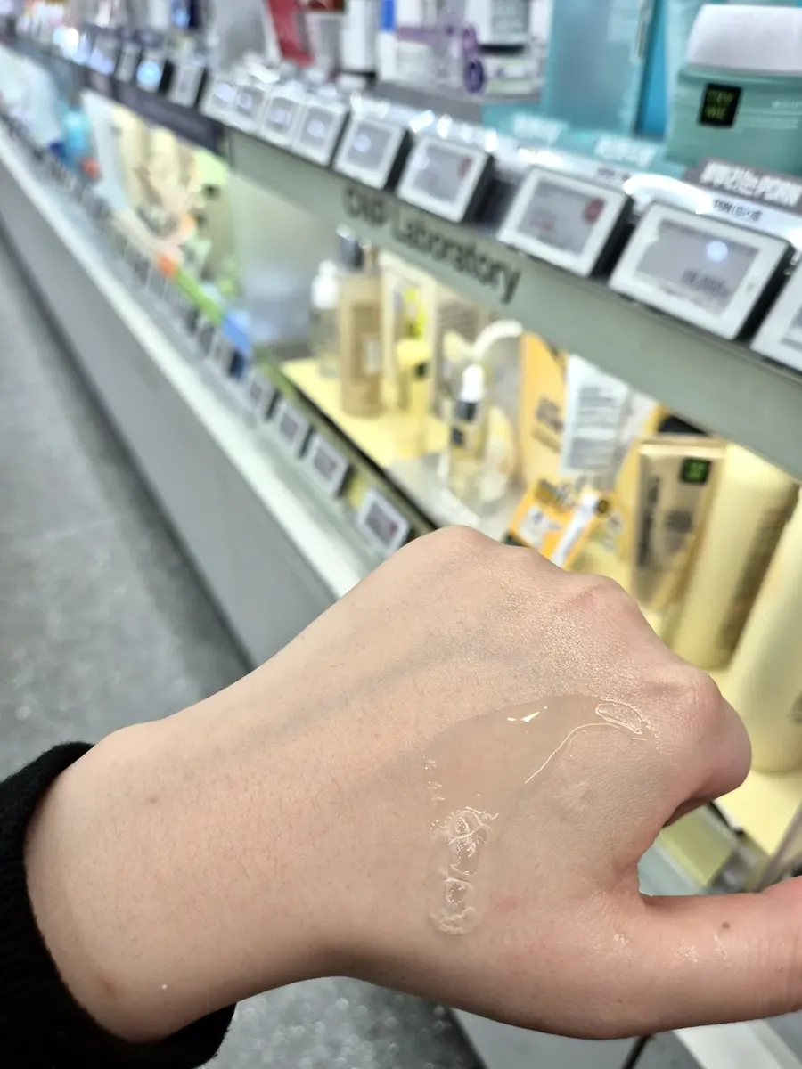 numbuzin No.3 Zero Pore Serum swatch on hand